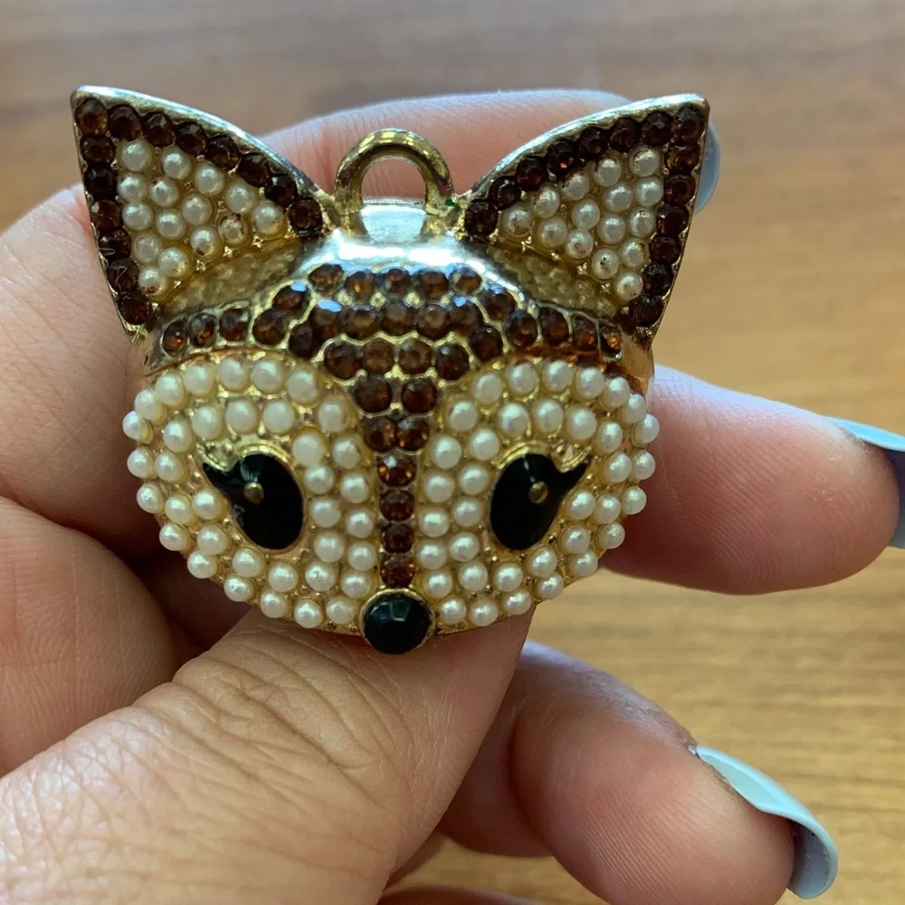 Elegant Cat Pendant with Pearl and Brown Rhinestone Accents